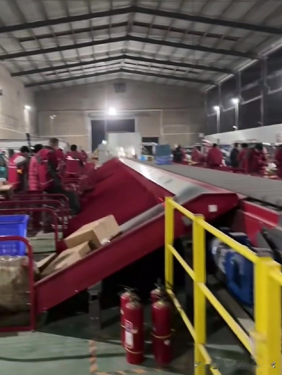 2025双11凉了？电商不晒销量!今年双11堪称“史上最冷静”！电视新闻都