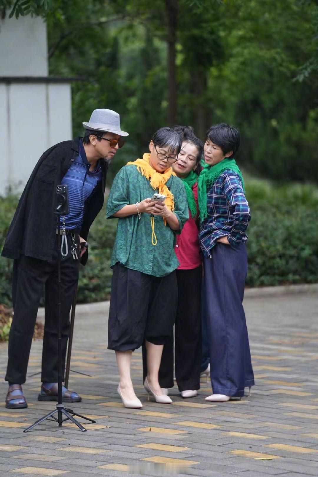#差点没认出这是邓超##邓超乔装成大爷和大妈们一起跳舞#谁懂啊，真的差点认不出！邓超国庆化身大爷混进