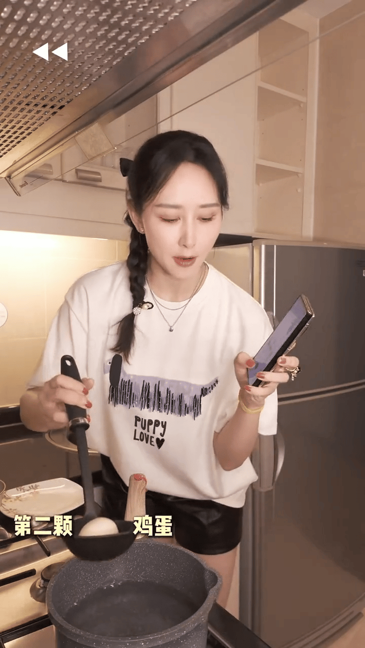 看到胡静煮鸡蛋我是真的被吓到了一个水煮蛋楞是试了三个才成功放进锅里明星是真