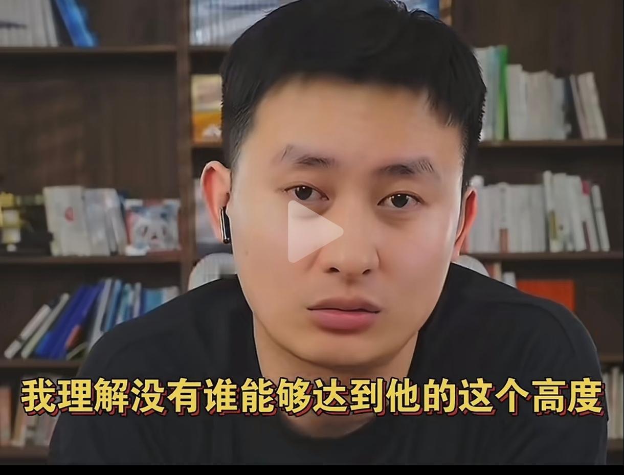 武亮在张雪峰的直播间被网友怼道：“武老师，你的水平比起张雪峰直播的时候差远了”。