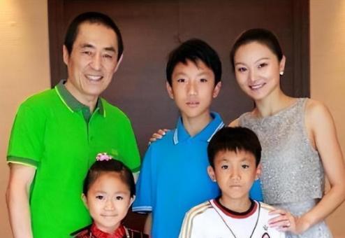 别再说陈婷高攀了。19岁放弃北影，连生三胎不见光，她用12年下的这盘棋，张艺谋都