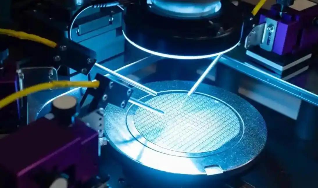 最近总有人念叨，说日本手里攥着，最后一张反制中国的王牌，就是高端光刻胶。仿佛只要