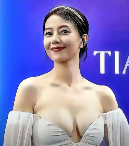 我感觉演艺人有一种病，就怕自己漏得不大，漏得越大出名越大。聚光灯下，一条裙子