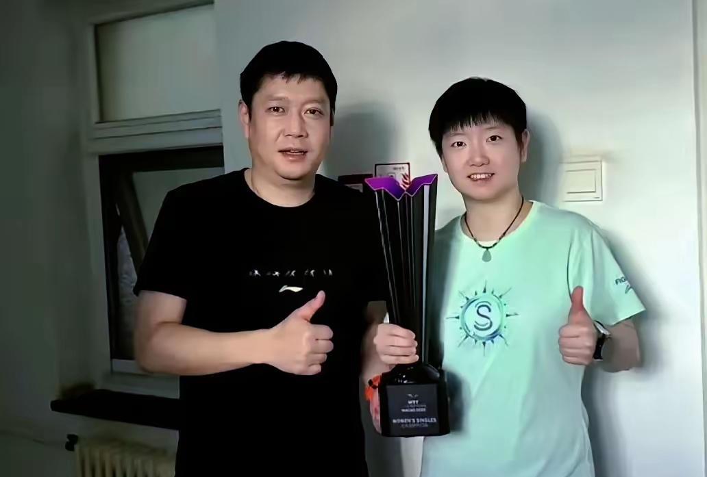 邱贻可发了和莎莎在澳门的合照，网友全在吐槽背景选得太敷衍，看着就特潦草。但有一