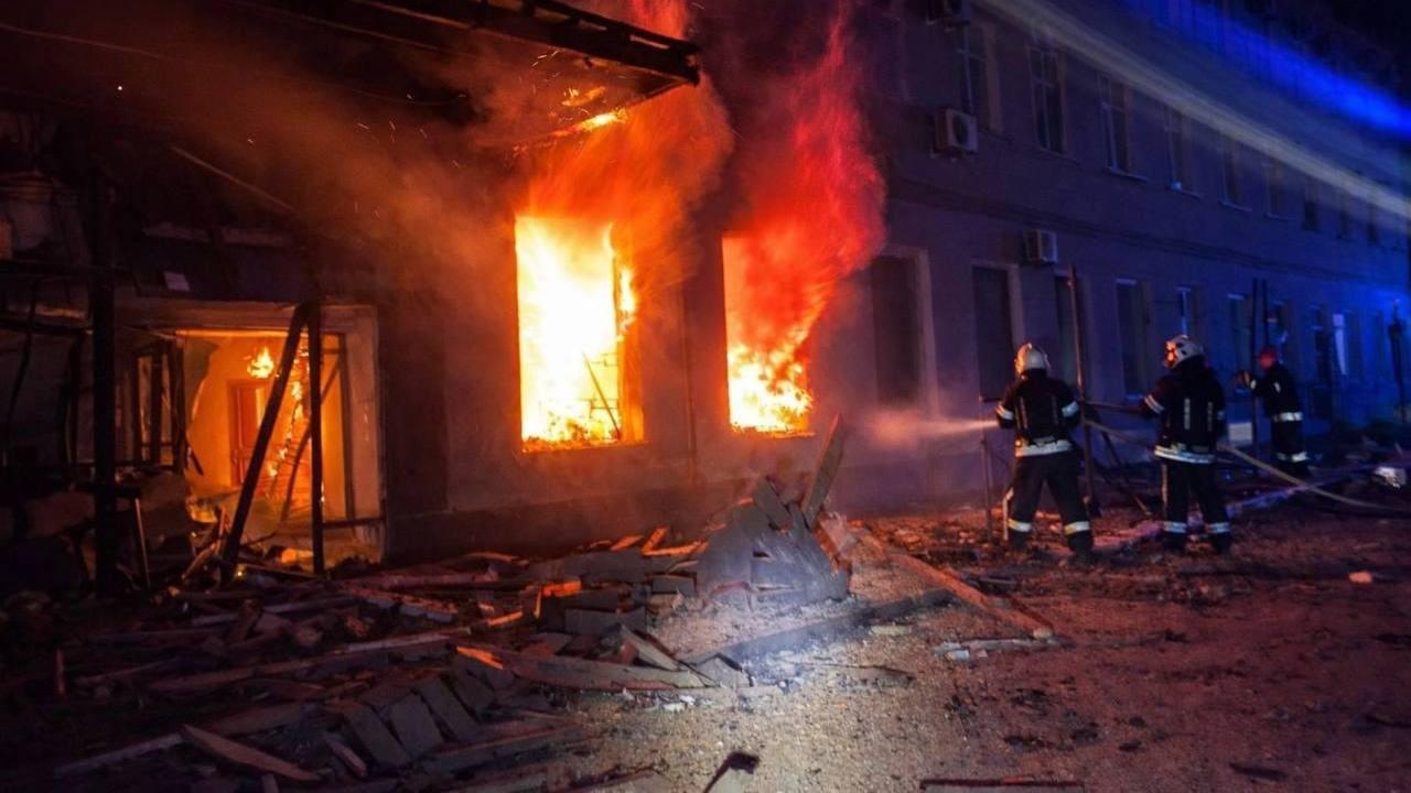 俄罗斯报复的也不慢14日，乌克兰用无人机群炸了克里米亚。15日，俄罗斯的报复来