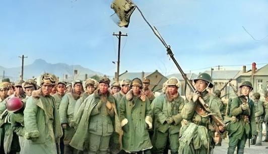 1946年9月，大批解放军战士被蒋军俘虏，但解放军战士显然不服气，他们的武器装备