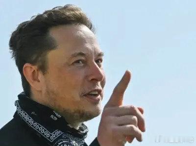 马斯克发出震撼预言，语出惊人！他说：“在未来，世界上或会有300亿-500亿台人