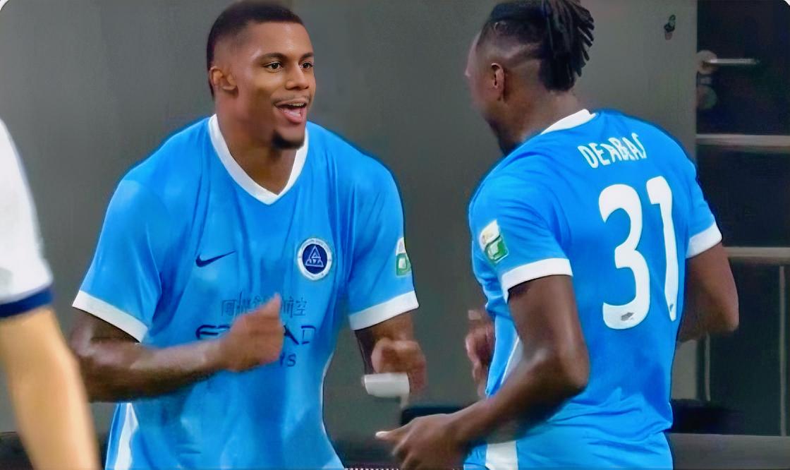 踢疯了！曼城附体，深圳新鹏城半场3球领先于武汉三镇！这个半场真是太精彩了，恍惚