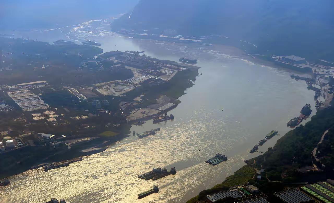 伊朗最大的不幸是，战争发生在伊朗境内。狂轰滥炸，房倒屋塌，一切的损失都得伊朗独自