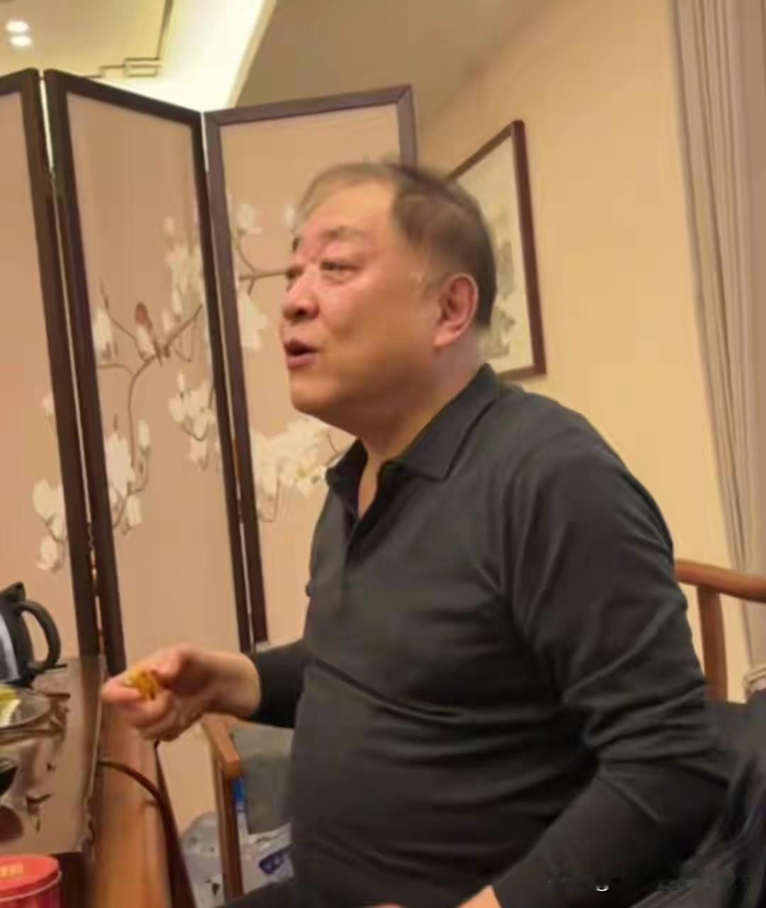 有自媒体曝光演员刘斌近照，头发稀疏，已经很久没有演戏了。上一次听见他的新闻，