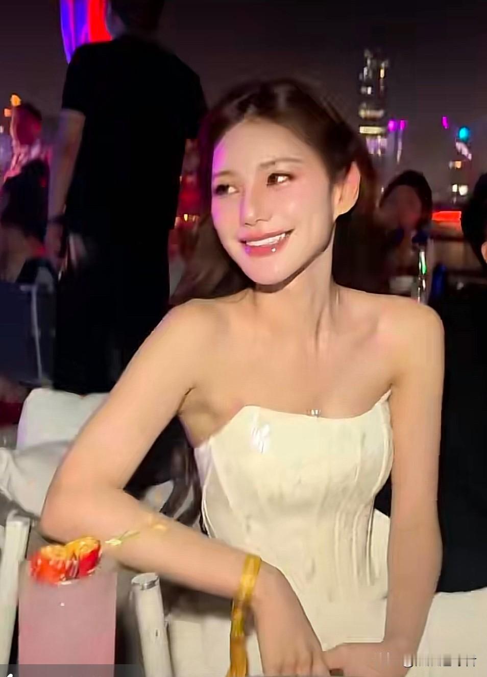 昨晚，马筱梅更新了有关上海之行的视频。不得不讲，马筱梅愈发会打扮自己了，也变得更