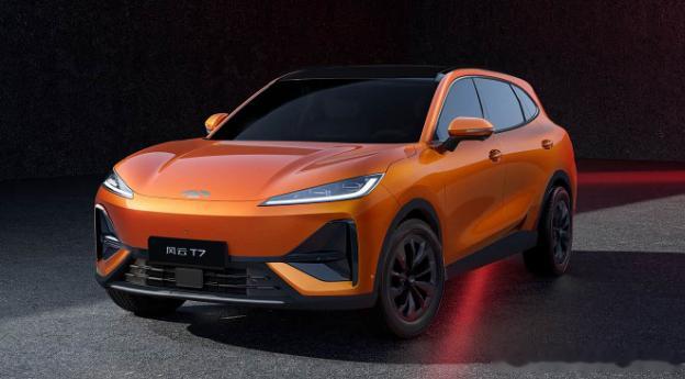 又来了一台运动型SUV--奇瑞风云T7。依然是风云家族设计，外观很运动流畅，紧凑