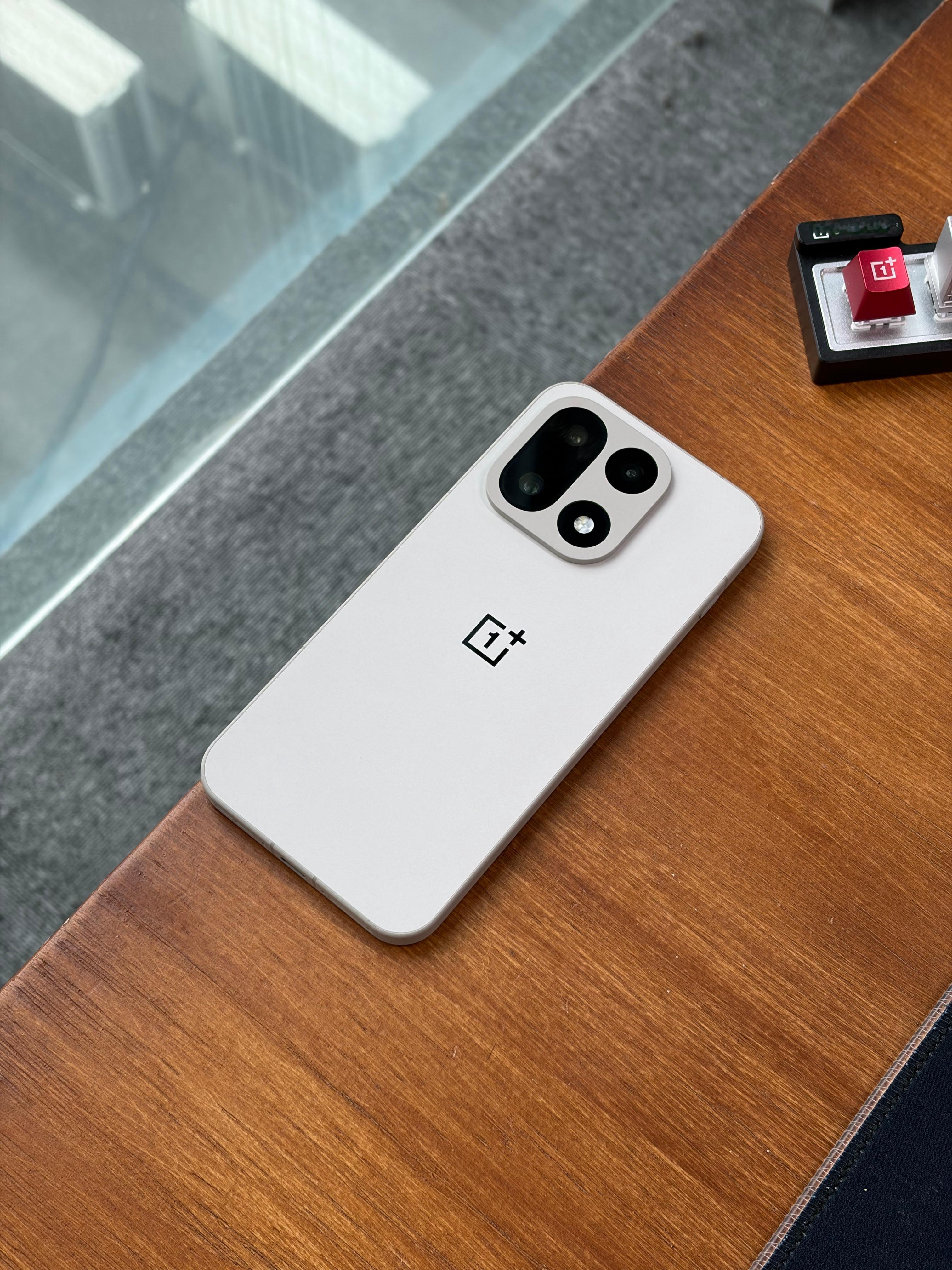 每次看到一加的金属魔方设计都觉得很高级好看，有辨识度也不浮夸，一加15T不改设计