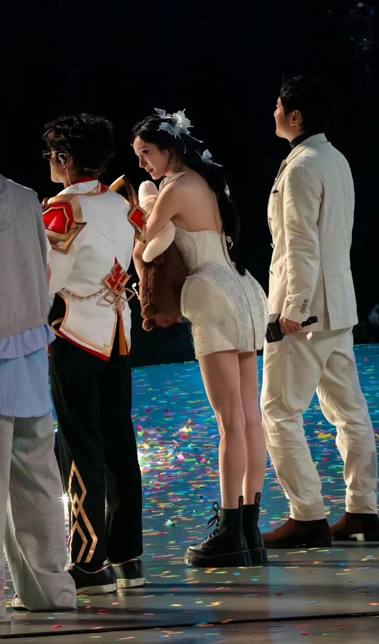 太佩服周深了，他竟然敢上前扶着杨幂，满屏都是杨幂的大长腿啊……​​​