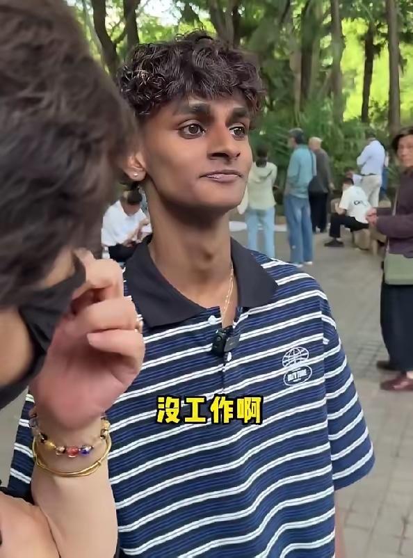 上海相亲角这一幕真的太真实了！印度小伙主动上前搭讪大妈，直言想做她家女婿，直
