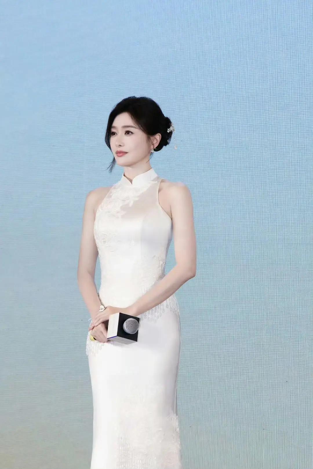 岁月从不败美人45岁的优雅魅力！秦岚白旗袍银簪盘发温婉东方美