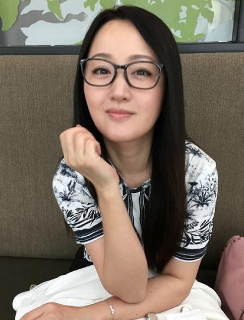 55岁的杨钰莹还在跑商演，有人猜测她和赖文峰有个儿子。其实，杨钰莹和赖文峰曾有过