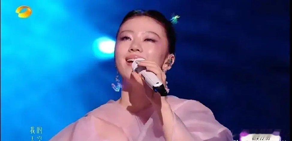 单依纯再夺第一后发文其实明眼人都已经看出来了，单依纯连续两次夺得第一名，并不是