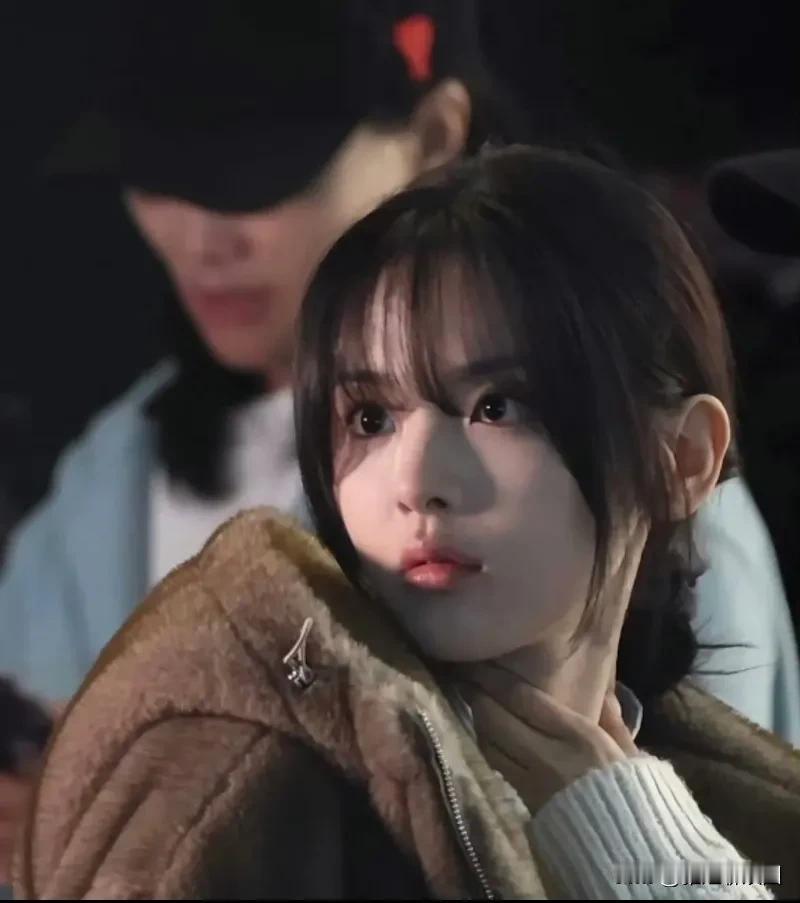 被杨超越这张照片吸引了，呆萌呆萌的像一只非常温顺的小猫咪，着实可爱，比漫画还要美