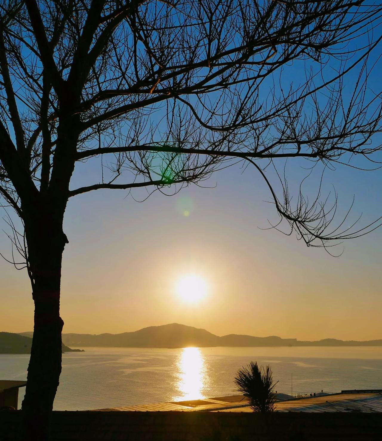 女人别太天真了，别以为自己看上的男人不一样，其实男人都一样。好色，先叫姐后