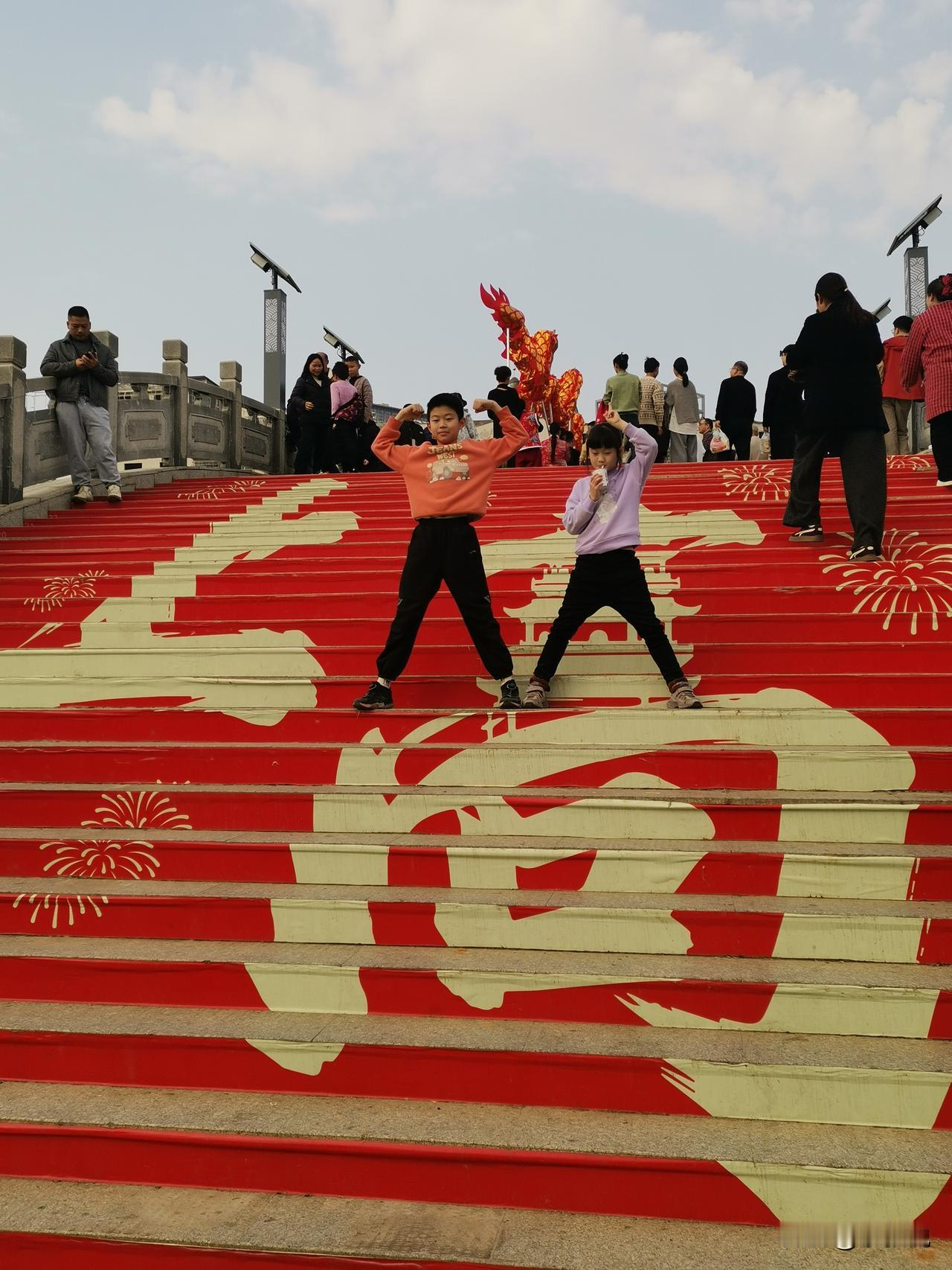 自闭症孩子最难的是社交。今天初一，中午来丈母娘这吃饭，小舅子家有两个大点的孩子