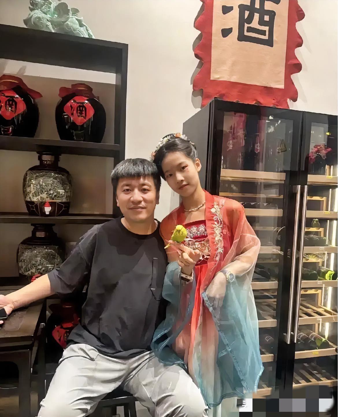 有个事我一直不敢说，我发现张雪峰有一个非常严重的问题。他一边给万千普通家长支招，