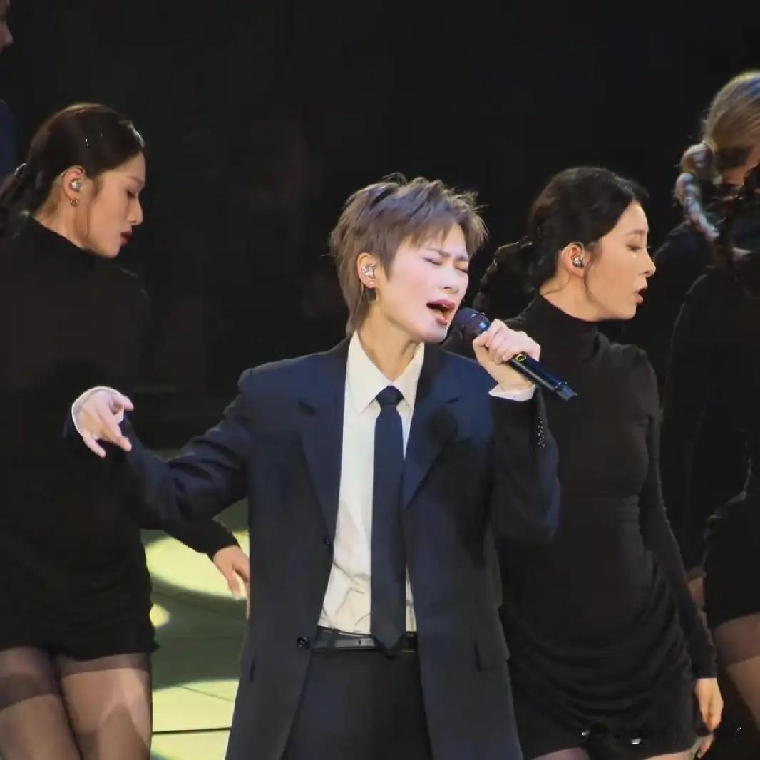 我严重怀疑，李宇春演唱会穿高跟鞋，根本不是为了增高，也不是为了视觉效果，而是为了