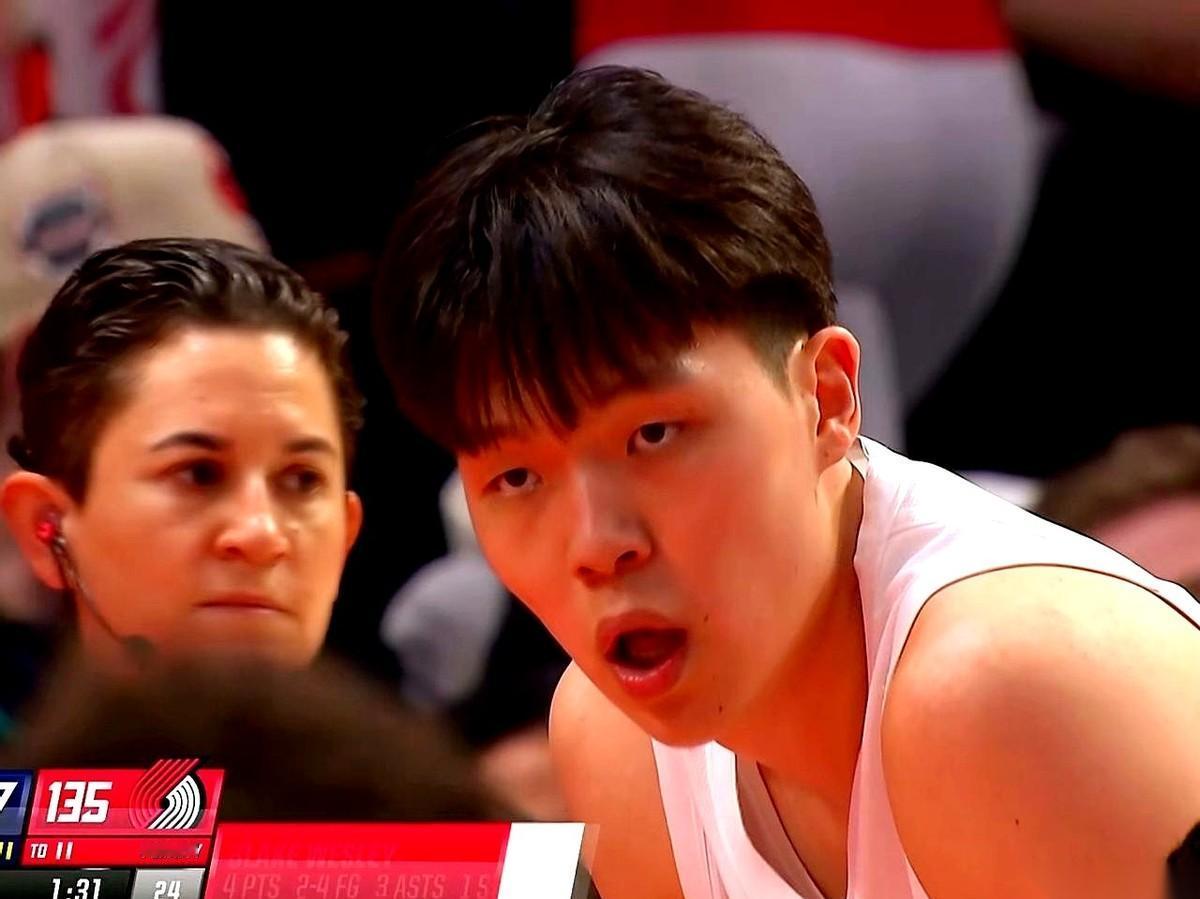 开拓者那个新人杨瀚森，垃圾时间才捞到3分半钟。就在他上场前，球队的首发中锋克林