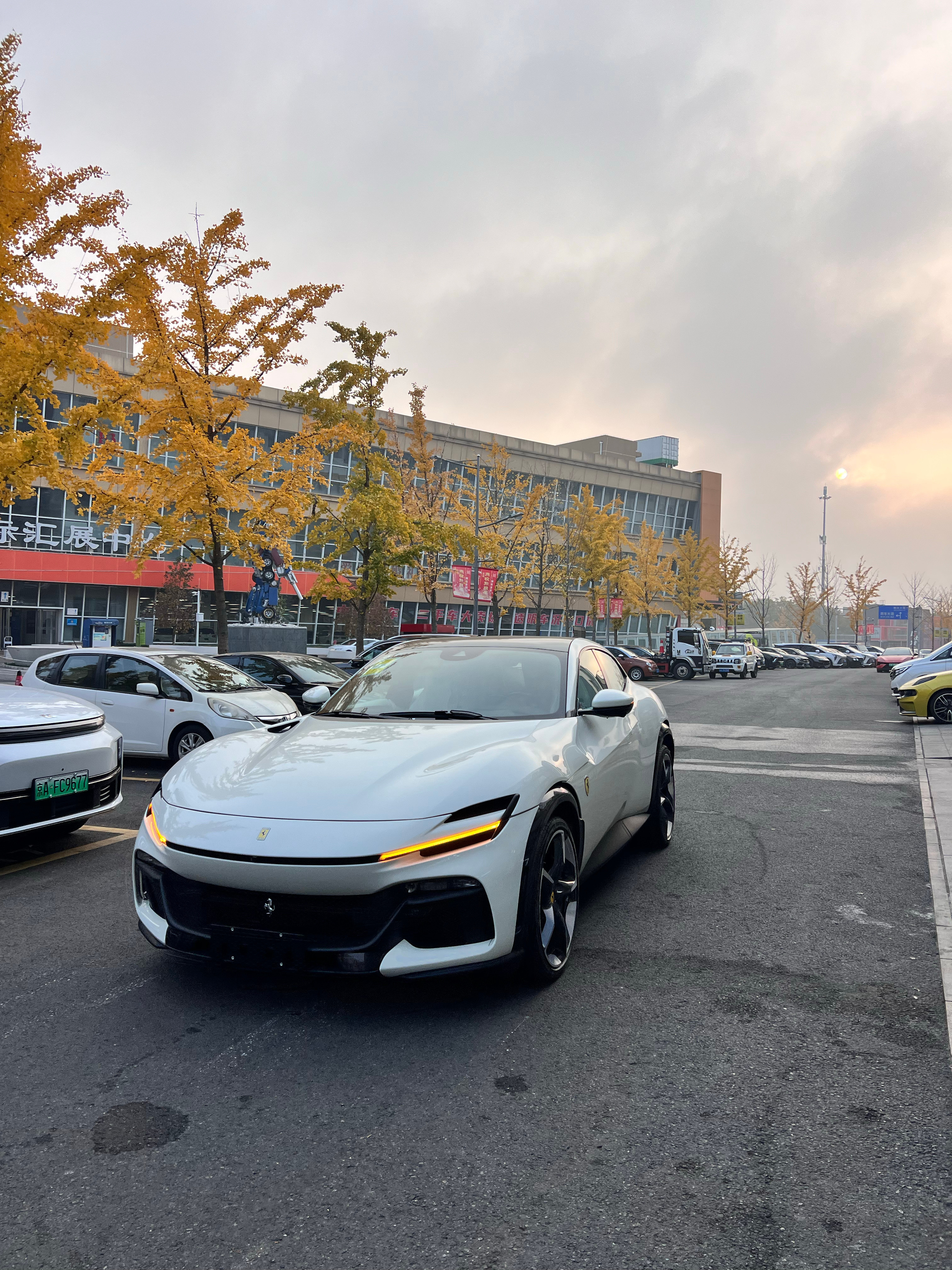 法拉利Purosangue个人一手25年上牌2000公里选装一百万配置