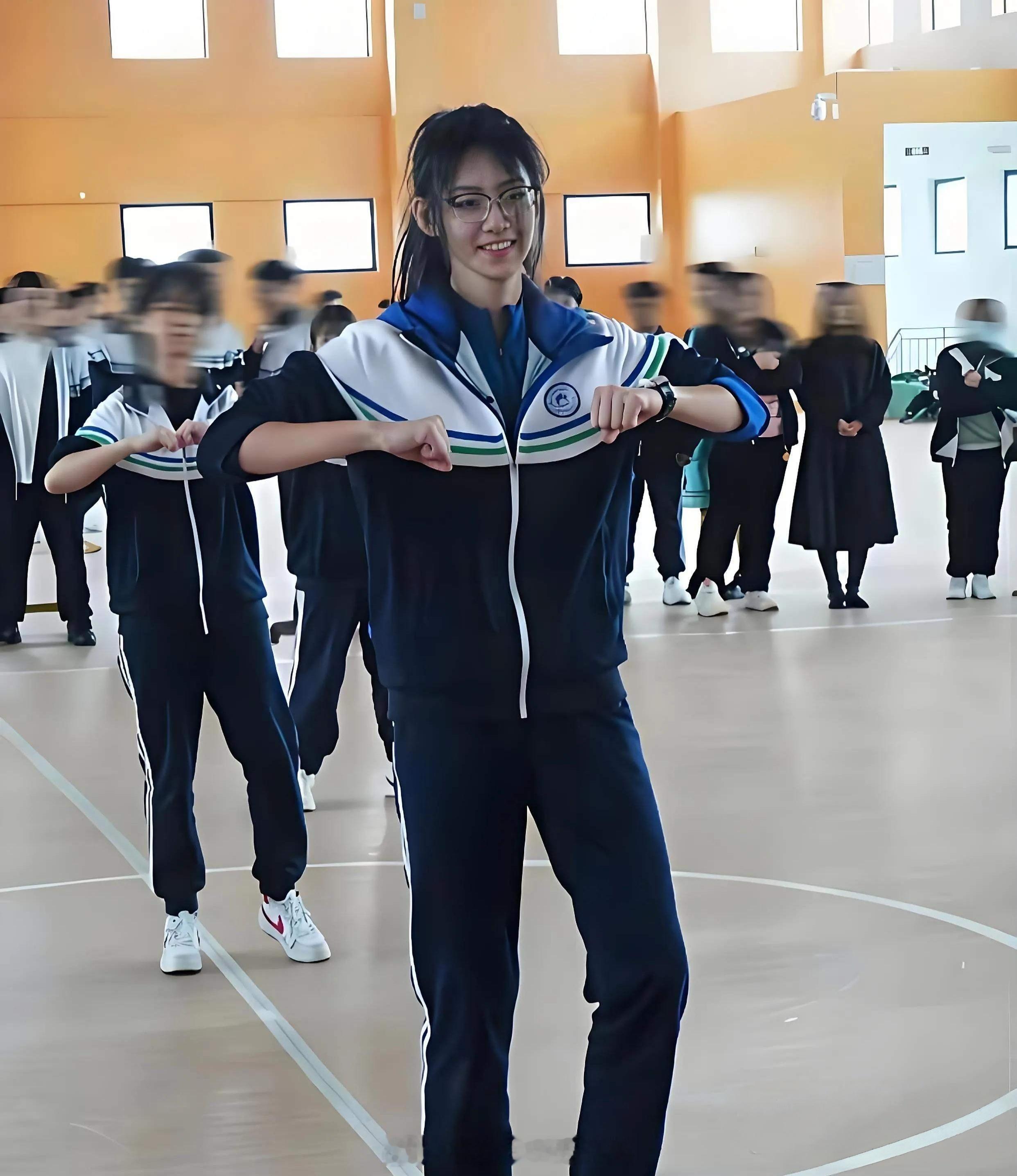 这校服愣是给穿成了西装的效果呀