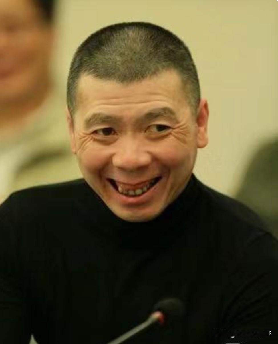 1978年，冯小刚去医院探望朋友，一眼就看上了旁边年轻貌美的护士，刚准备要联系方