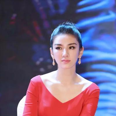 2020年筹拍《繁花》时，王家卫邀请黄奕出演，黄奕问:“拍多久？”王家卫说:“不