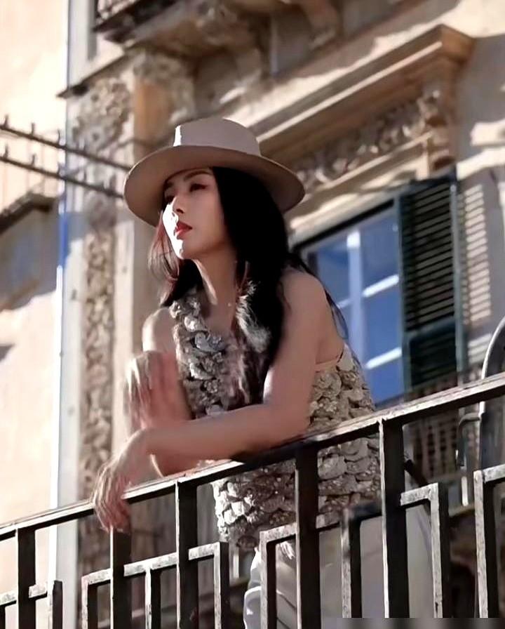 娱乐圈的门票，原来根本不是靠自己考的。刘涛身边那个高挑的女孩是谁？奢侈品大秀