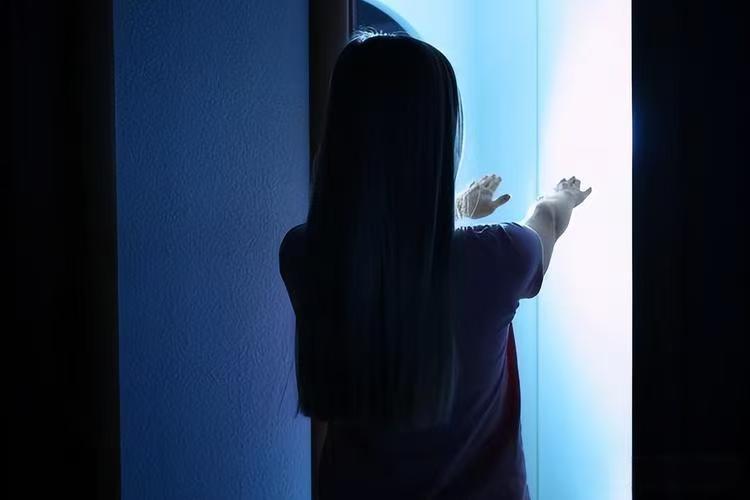 浙江杭州，一女子发现一件怪事，1年来，她明明吃的不多，可体重却直线飙升，她查看家