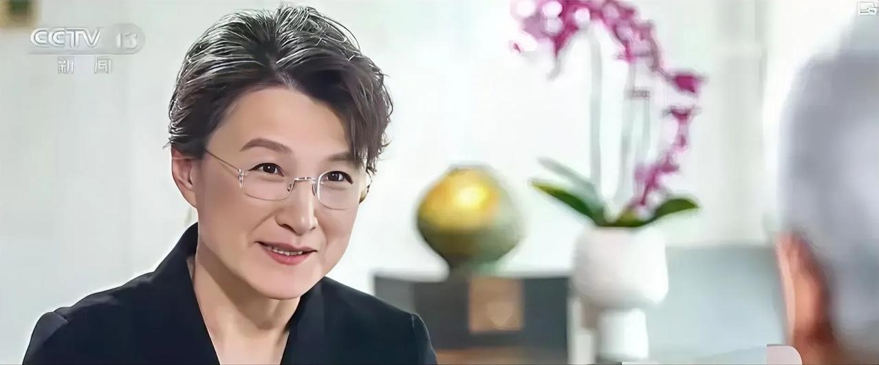 董倩的英语让黄仁勋坐直了腰板。2025年7月20日那晚的开场一声Hello