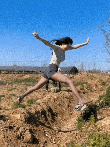 黑丝配短裤，在乡间土沟上纵身一跃，这波‘回归童年’的操作，把都市丽人的...