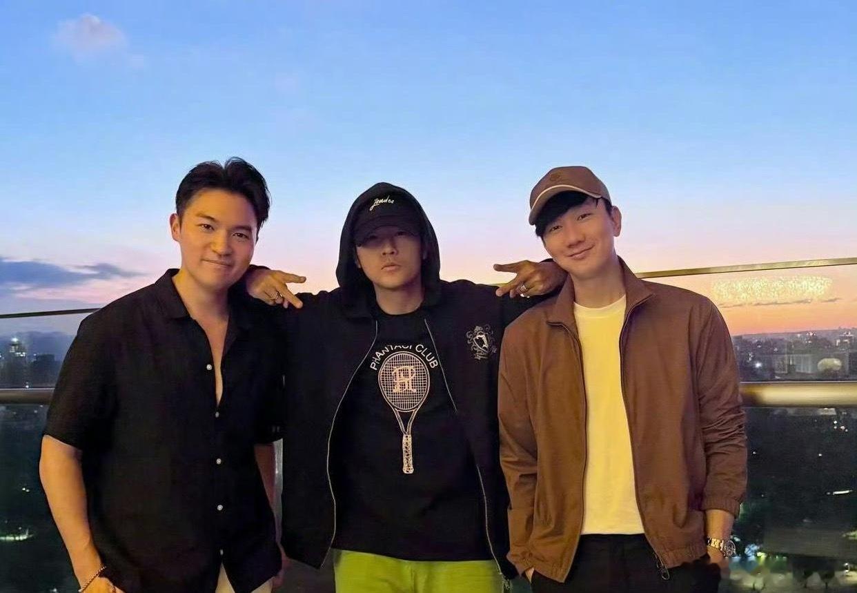 周杰伦一直都是最爱耍帅扮酷的那一个，当然稳居C位。