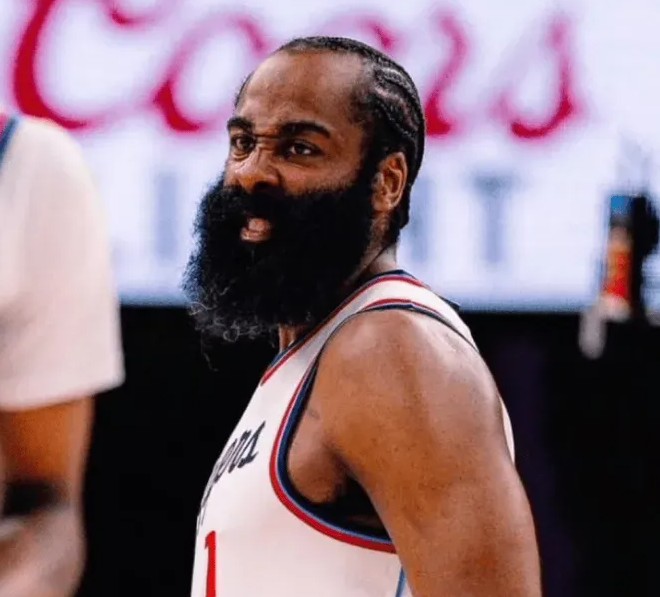 NBA常规赛，快船对阵尼克斯。据船记报道，詹姆斯-哈登因为右肩酸痛出战存疑。