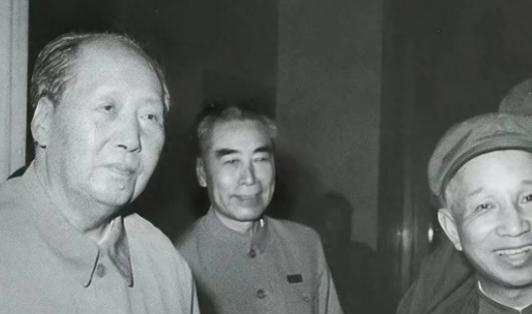 1953年春天，毛主席坐着专列返回北京，火车驶过中原战场，陈毅随行，窗外的景象触