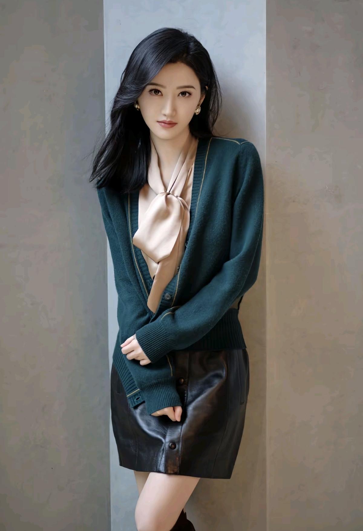 景甜的秋冬松弛感，是墨绿针织衫配香槟色飘带的温柔，也是靠在墙边就溢出的松弛气质[