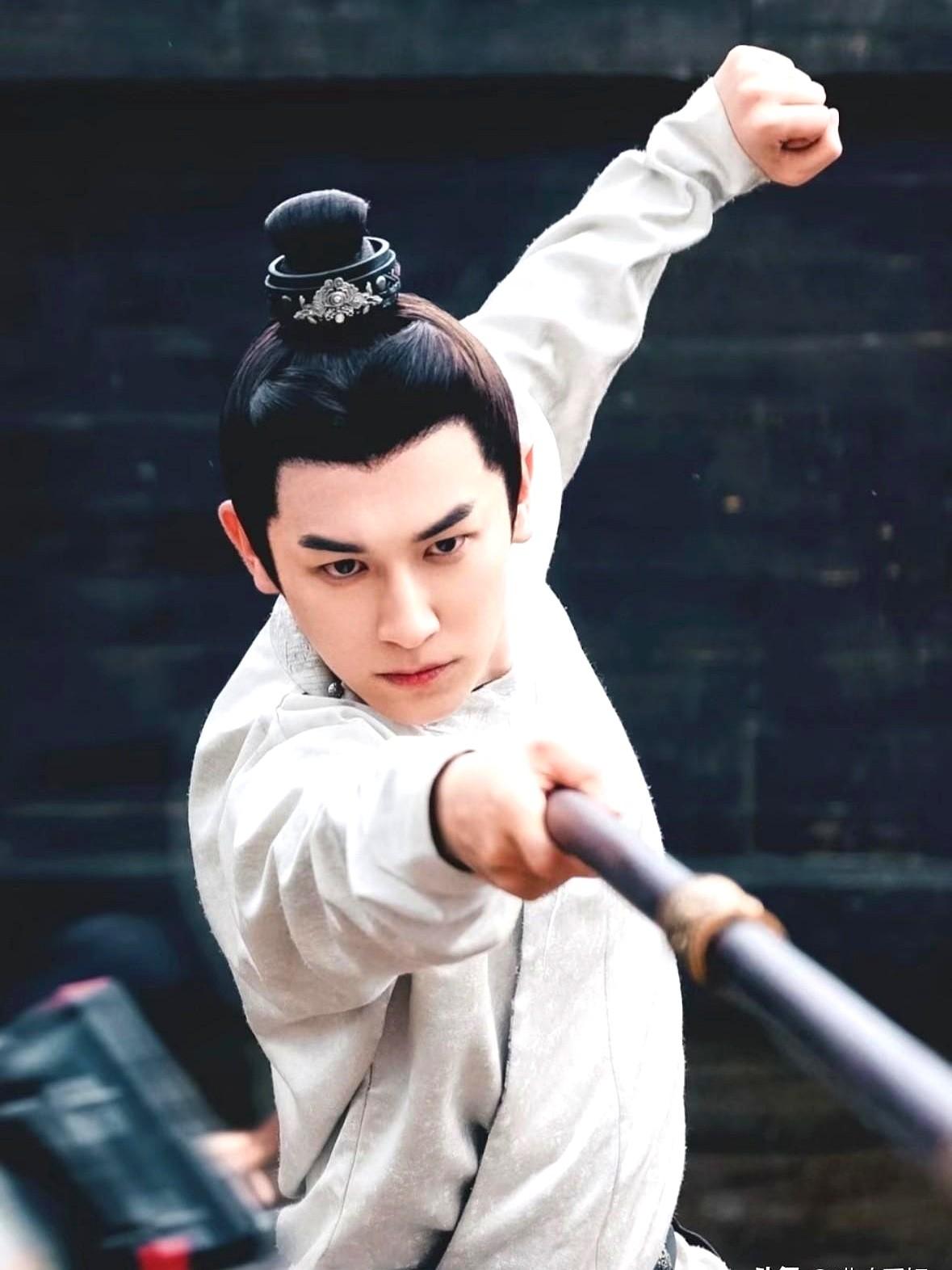 “原来男色也有类型学？”昨晚同事一句吐槽把我逗乐——她在追《唐朝诡事录》，说卢凌