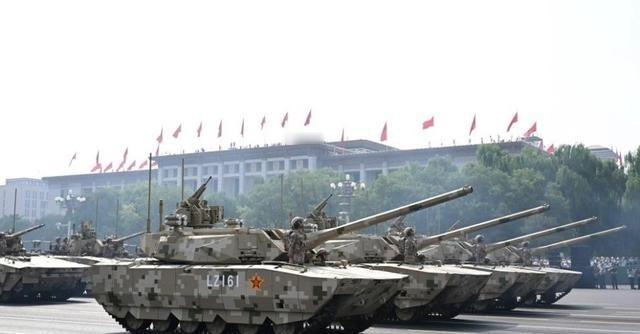 新华社公开国产100式主战坦克座舱画面，官方调侃“有点挤”一段只有几秒钟的画