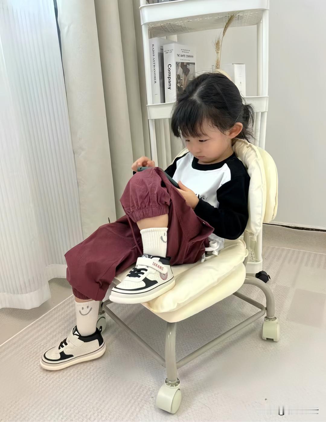 今天又因为孩子玩手机和老婆吵起来了。今天周六，孩子写完作业了，课文也背过了，