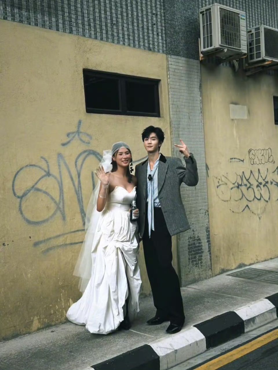 穿着婚纱的女生拍摄偶遇陈哲远，哲远就这样边走近边鼓掌祝福，还一起合影了！好羡慕啊