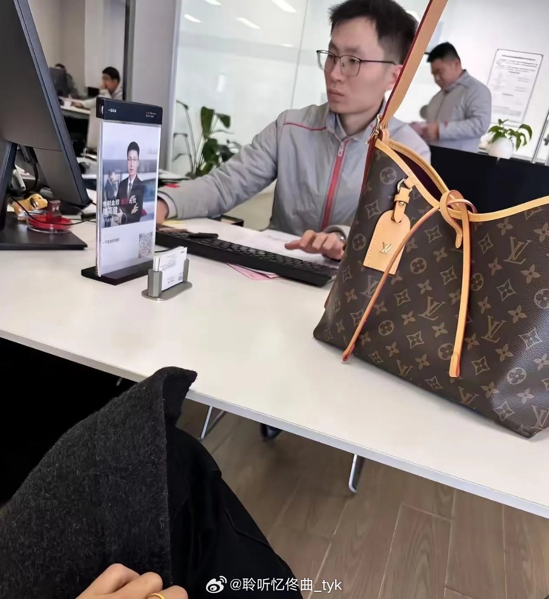 事实证明！某些男人找不到老婆不是没道理的，坐这半天都不带瞄一眼的……