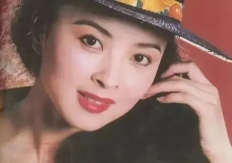 1996年，“最美杨贵妃”周洁在事业巅峰跑去美国。24年后，她不惜花费巨资包机回