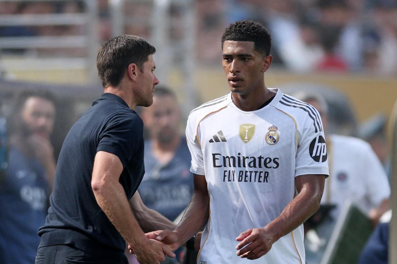 就和巴萨这场的安排谁看得明白？决赛才来搞事，决赛舞台本该是战术智慧的较量，可阿隆