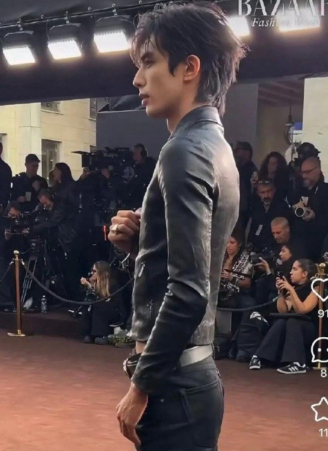 宋威龙这个身材，多少女明星梦寐以求，一点赘肉没有