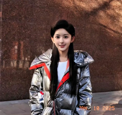 一次艺考，擦脸5次，薅眼睫毛1次。别说考官，大家都不相信胡鑫怡是素颜，太美了！