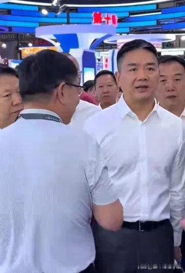 京东创始人刘强东现身亚欧博览会，被人拍到身材发福圆润，一脸沧桑感，从画面来看，东